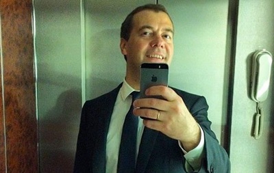 Les pirates ont envoyé Medvedev pour démissionner Хакеры отправили Медведева в отставку