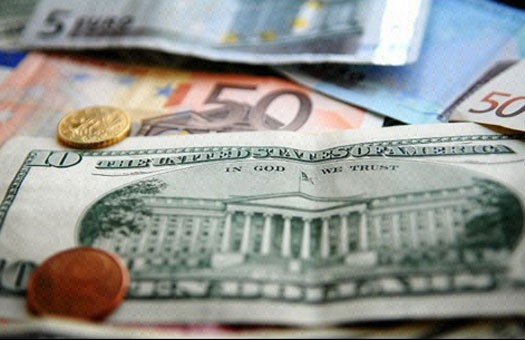 À la hryvnia interbancaire est tombé à près de 15 pour un dollar На межбанке гривня упала почти до 15 за доллар