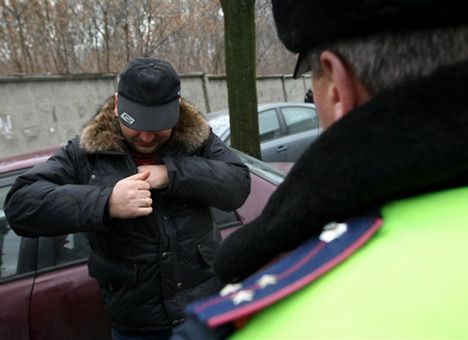 En Ukraine, a commencé à remettre l'ordre du jour avec l'aide de la police de la circulation - Médias В Украине начали вручать повестки с помощью ГАИ – СМИ
