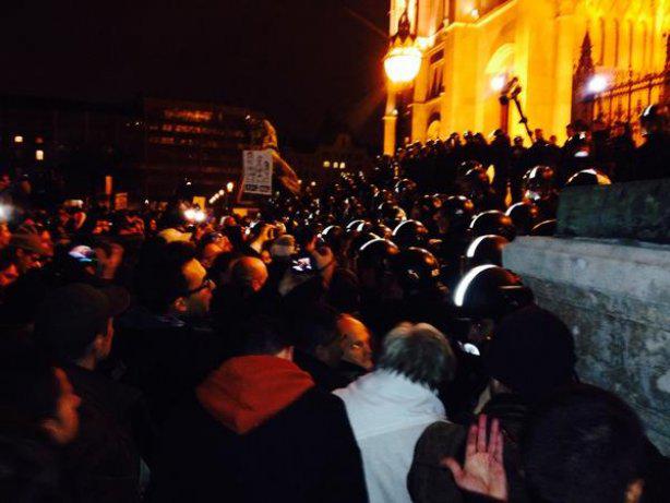 Jour de la colère des gens: Dans le centre de Budapest, plus de 10 mille personnes ont protesté contre la corruption des autorités. Rapport PHOTO + VIDEO День народного гнева: В центре Будапешта более 10 тысяч людей протестовали против коррупции власти. ФОТОрепортаж+ВИДЕО