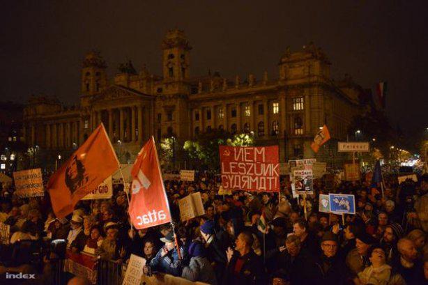Jour de la colère des gens: Dans le centre de Budapest, plus de 10 mille personnes ont protesté contre la corruption des autorités. Rapport PHOTO + VIDEO День народного гнева: В центре Будапешта более 10 тысяч людей протестовали против коррупции власти. ФОТОрепортаж+ВИДЕО