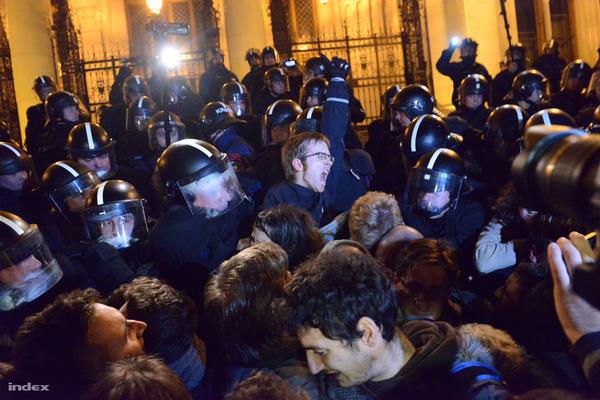 Jour de la colère des gens: Dans le centre de Budapest, plus de 10 mille personnes ont protesté contre la corruption des autorités. Rapport PHOTO + VIDEO День народного гнева: В центре Будапешта более 10 тысяч людей протестовали против коррупции власти. ФОТОрепортаж+ВИДЕО