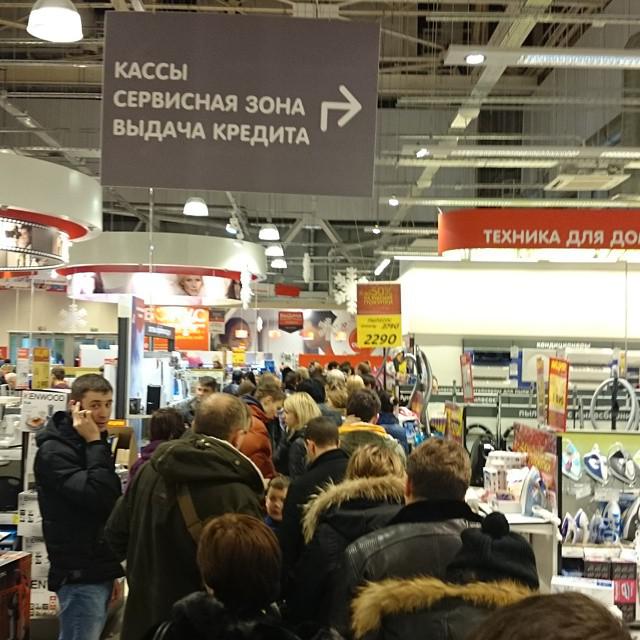 Mardi noir en Fédération de Russie: les Russes ont pris d'assaut les magasins, se sont débarrassés des roubles et ont tout balayé sur leur passage. PHOTO choquante Черный вторник в РФ: россияне штурмуют магазины, избавляясь от рублей и сметая все на своем пути. Шокирующий ФОТОрепортаж