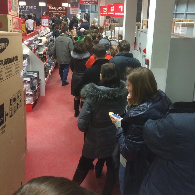 Mardi noir en Fédération de Russie: les Russes ont pris d'assaut les magasins, se sont débarrassés des roubles et ont tout balayé sur leur passage. PHOTO choquante Черный вторник в РФ: россияне штурмуют магазины, избавляясь от рублей и сметая все на своем пути. Шокирующий ФОТОрепортаж