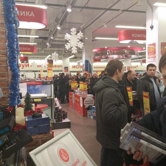 Mardi noir en Fédération de Russie: les Russes ont pris d'assaut les magasins, se sont débarrassés des roubles et ont tout balayé sur leur passage. PHOTO choquante Черный вторник в РФ: россияне штурмуют магазины, избавляясь от рублей и сметая все на своем пути. Шокирующий ФОТОрепортаж