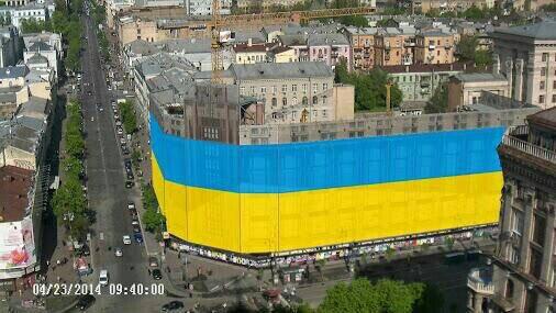 Akhmetov a fermé les inscriptions qui le blessaient et pour Poutine avec le drapeau ukrainien. Rapport PHOTO + VIDEO Ахметов закрыл украинским флагом обидные для него и для Путина надписи. ФОТОрепортаж+ВИДЕО