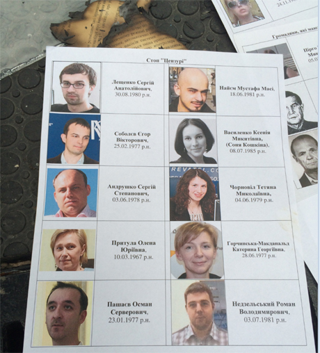 À Mezhigorye, on a trouvé des documents sur des millions de détournements de fonds et de pots-de-vin. L'un des commanditaires a donné 12 millions de dollars PHOTO + VIDÉO В Межигорье нашли документы о миллионных растратах и взятках. Один из спонсоров дал $12 млн. ФОТОрепортаж+ВИДЕО