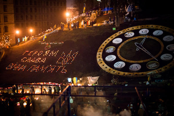 Le Maidan pleure les héros des centaines célestes. PHOTO + VIDÉO Майдан оплакивает Героев Небесной сотни. ФОТО+ ВИДЕО