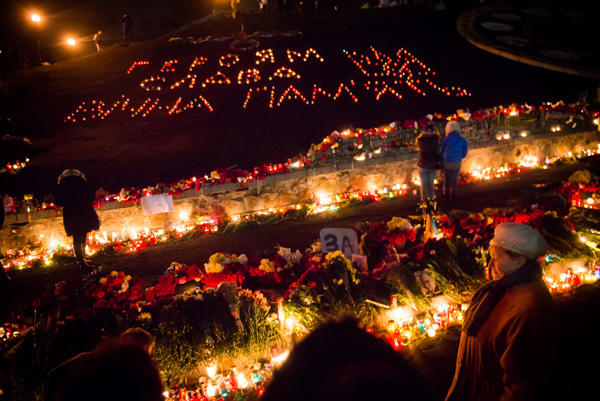 Le Maidan pleure les héros des centaines célestes. PHOTO + VIDÉO Майдан оплакивает Героев Небесной сотни. ФОТО+ ВИДЕО