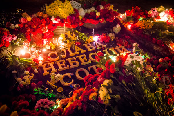 Le Maidan pleure les héros des centaines célestes. PHOTO + VIDÉO Майдан оплакивает Героев Небесной сотни. ФОТО+ ВИДЕО