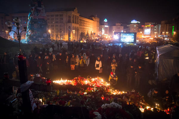 Le Maidan pleure les héros des centaines célestes. PHOTO + VIDÉO Майдан оплакивает Героев Небесной сотни. ФОТО+ ВИДЕО