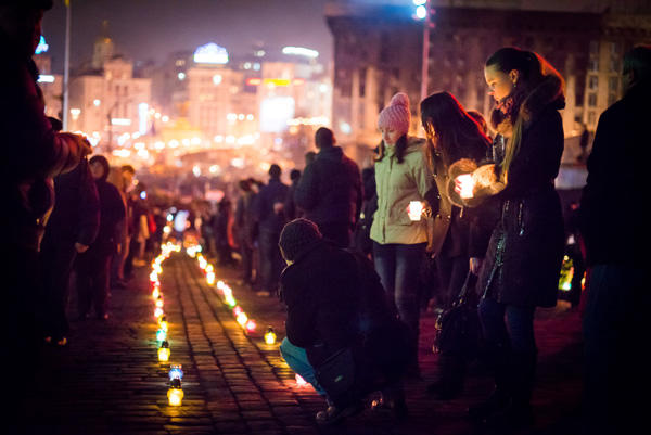 Le Maidan pleure les héros des centaines célestes. PHOTO + VIDÉO Майдан оплакивает Героев Небесной сотни. ФОТО+ ВИДЕО
