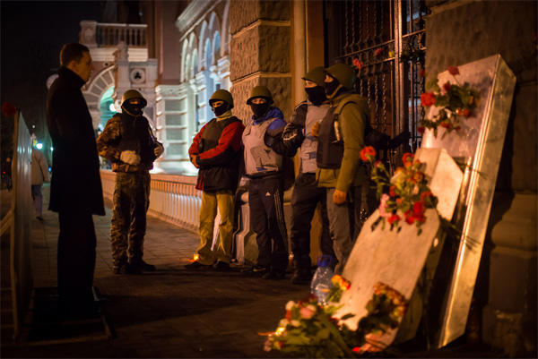 Le Maidan pleure les héros des centaines célestes. PHOTO + VIDÉO Майдан оплакивает Героев Небесной сотни. ФОТО+ ВИДЕО
