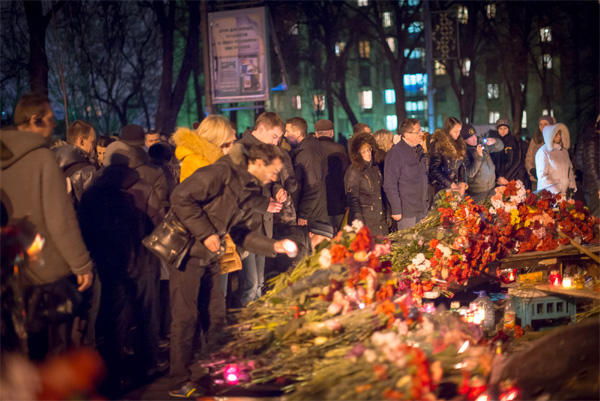 Le Maidan pleure les héros des centaines célestes. PHOTO + VIDÉO Майдан оплакивает Героев Небесной сотни. ФОТО+ ВИДЕО