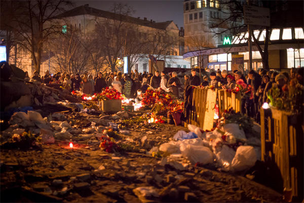 Le Maidan pleure les héros des centaines célestes. PHOTO + VIDÉO Майдан оплакивает Героев Небесной сотни. ФОТО+ ВИДЕО