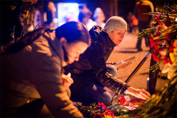 Le Maidan pleure les héros des centaines célestes. PHOTO + VIDÉO Майдан оплакивает Героев Небесной сотни. ФОТО+ ВИДЕО