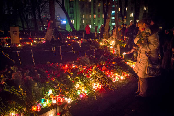 Le Maidan pleure les héros des centaines célestes. PHOTO + VIDÉO Майдан оплакивает Героев Небесной сотни. ФОТО+ ВИДЕО