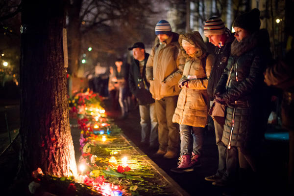 Le Maidan pleure les héros des centaines célestes. PHOTO + VIDÉO Майдан оплакивает Героев Небесной сотни. ФОТО+ ВИДЕО