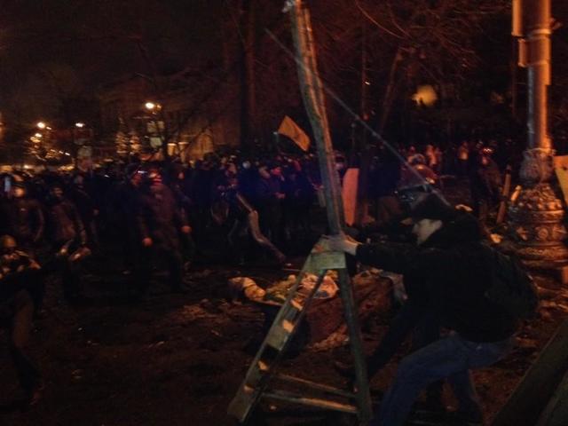 На Майдане остались ночевать около 100 тысяч активистов: стрельба, взрывы, новые баррикады и катапульта-2