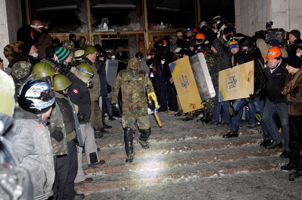 Протестующие берут штурмом Украинский дом