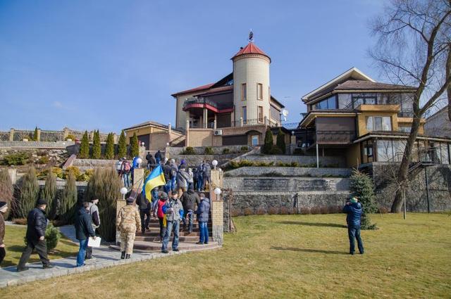 Maison de thé, saunas, garages, bateaux et une plage clôturée sur les rives du Dniepr - des militants ont visité le domaine de la région d'Oliynyk Чайный домик, сауны, гаражи, катера и огражденный пляж на берегу Днепра - активисты посетили имение регионала Олийныка