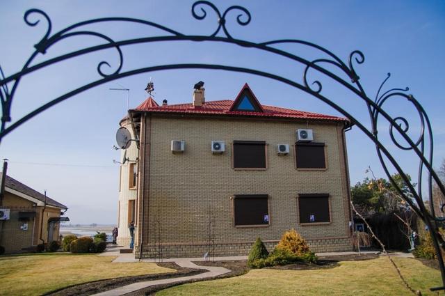 Maison de thé, saunas, garages, bateaux et une plage clôturée sur les rives du Dniepr - des militants ont visité le domaine de la région d'Oliynyk Чайный домик, сауны, гаражи, катера и огражденный пляж на берегу Днепра - активисты посетили имение регионала Олийныка