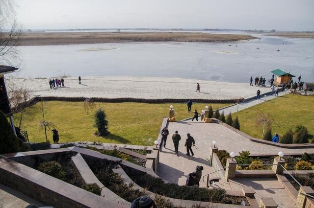 Maison de thé, saunas, garages, bateaux et une plage clôturée sur les rives du Dniepr - des militants ont visité le domaine de la région d'Oliynyk Чайный домик, сауны, гаражи, катера и огражденный пляж на берегу Днепра - активисты посетили имение регионала Олийныка
