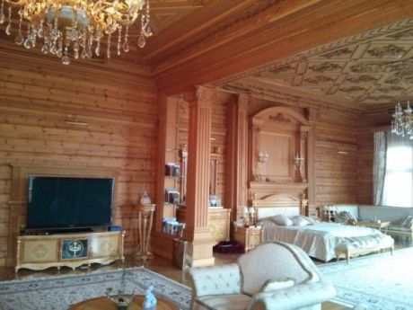 Des journalistes analysent la comptabilité noire de Ianoukovitch et les hôtels particuliers de Mezhyhirya Журналисты анализируют черную бухгалтерию Януковича и хоромы Межигорья