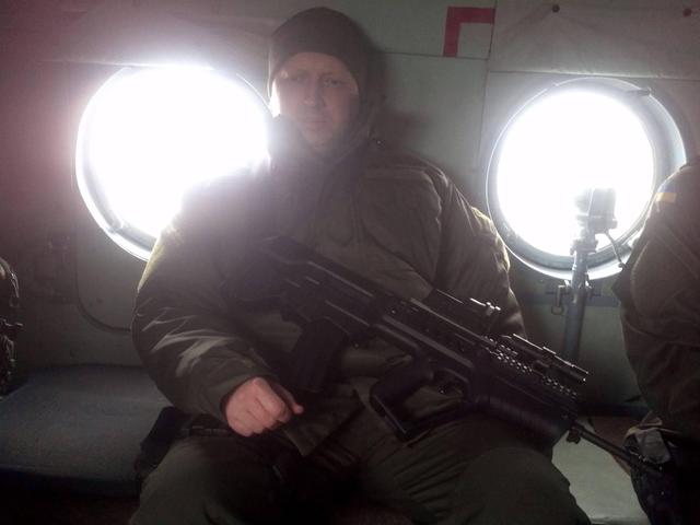 Le pasteur sanglant avec un fusil d'assaut Turchinov est parti pour la zone ATO. PHOTO + VIDEO Кровавый пастор с автоматом Турчинов отбыл в зону АТО. ФОТОфакт+ВИДЕО