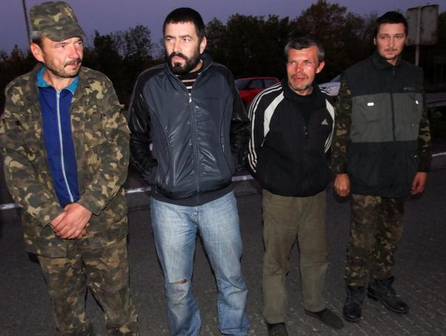 Comment les prisonniers ont été échangés près de Donetsk. Reportage PHOTO Как под Донецком обменивались пленными. ФОТОрепортаж