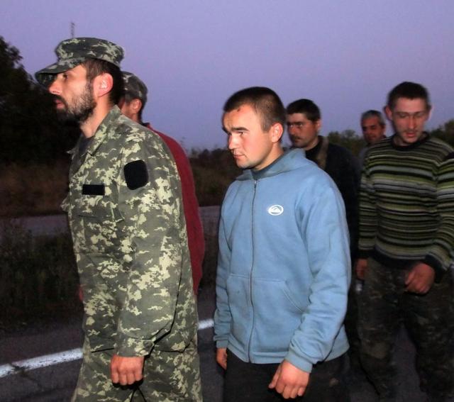 Comment les prisonniers ont été échangés près de Donetsk. Reportage PHOTO Как под Донецком обменивались пленными. ФОТОрепортаж