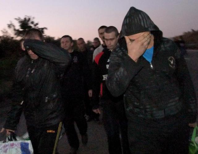 Comment les prisonniers ont été échangés près de Donetsk. Reportage PHOTO Как под Донецком обменивались пленными. ФОТОрепортаж