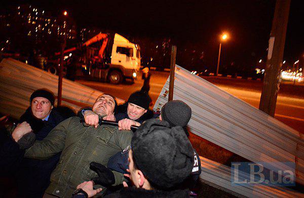 Lors de la construction scandaleuse à Kiev, la police a battu des militants et des résidents locaux. Rapport PHOTO + VIDEO На скандальной стройке в Киеве милиция избила активистов и местных жителей. ФОТОрепортаж+ВИДЕО