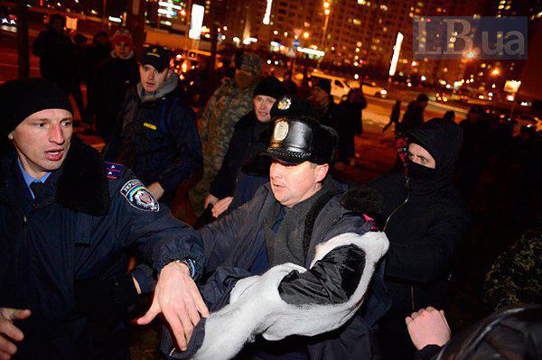 Lors de la construction scandaleuse à Kiev, la police a battu des militants et des résidents locaux. Rapport PHOTO + VIDEO На скандальной стройке в Киеве милиция избила активистов и местных жителей. ФОТОрепортаж+ВИДЕО