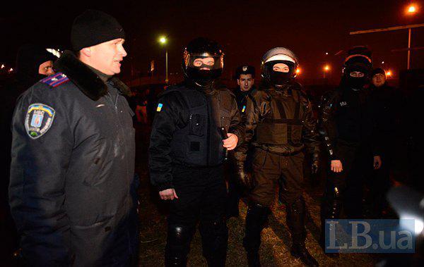 Lors de la construction scandaleuse à Kiev, la police a battu des militants et des résidents locaux. Rapport PHOTO + VIDEO На скандальной стройке в Киеве милиция избила активистов и местных жителей. ФОТОрепортаж+ВИДЕО