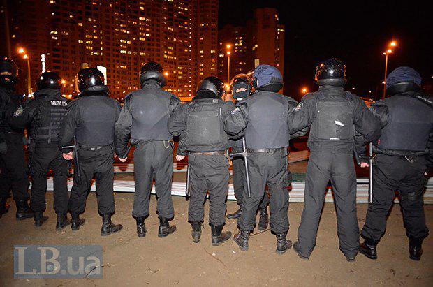 Lors de la construction scandaleuse à Kiev, la police a battu des militants et des résidents locaux. Rapport PHOTO + VIDEO На скандальной стройке в Киеве милиция избила активистов и местных жителей. ФОТОрепортаж+ВИДЕО