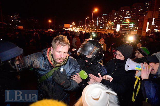 Lors de la construction scandaleuse à Kiev, la police a battu des militants et des résidents locaux. Rapport PHOTO + VIDEO На скандальной стройке в Киеве милиция избила активистов и местных жителей. ФОТОрепортаж+ВИДЕО
