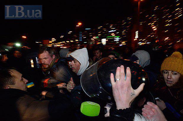 Lors de la construction scandaleuse à Kiev, la police a battu des militants et des résidents locaux. Rapport PHOTO + VIDEO На скандальной стройке в Киеве милиция избила активистов и местных жителей. ФОТОрепортаж+ВИДЕО