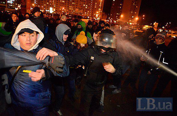Lors de la construction scandaleuse à Kiev, la police a battu des militants et des résidents locaux. Rapport PHOTO + VIDEO На скандальной стройке в Киеве милиция избила активистов и местных жителей. ФОТОрепортаж+ВИДЕО