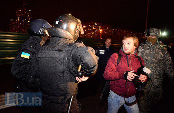 Lors de la construction scandaleuse à Kiev, la police a battu des militants et des résidents locaux. Rapport PHOTO + VIDEO На скандальной стройке в Киеве милиция избила активистов и местных жителей. ФОТОрепортаж+ВИДЕО