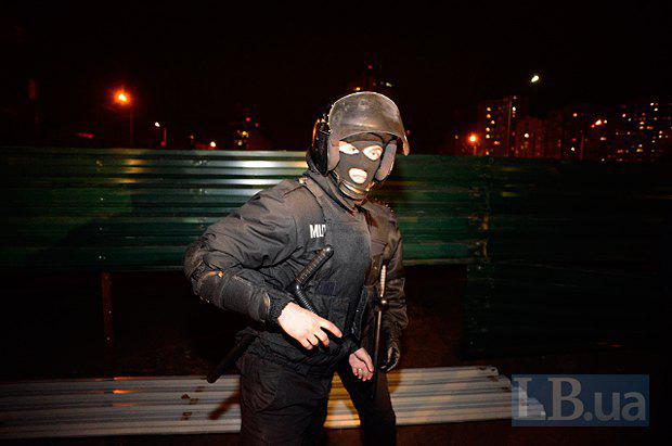 Lors de la construction scandaleuse à Kiev, la police a battu des militants et des résidents locaux. Rapport PHOTO + VIDEO На скандальной стройке в Киеве милиция избила активистов и местных жителей. ФОТОрепортаж+ВИДЕО