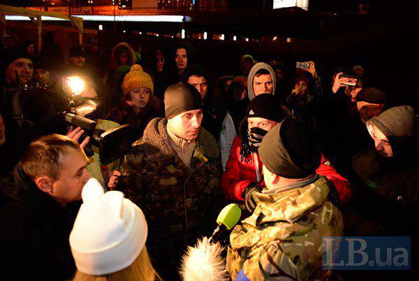 Lors de la construction scandaleuse à Kiev, la police a battu des militants et des résidents locaux. Rapport PHOTO + VIDEO На скандальной стройке в Киеве милиция избила активистов и местных жителей. ФОТОрепортаж+ВИДЕО