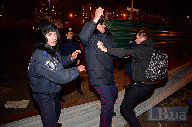 Lors de la construction scandaleuse à Kiev, la police a battu des militants et des résidents locaux. Rapport PHOTO + VIDEO На скандальной стройке в Киеве милиция избила активистов и местных жителей. ФОТОрепортаж+ВИДЕО