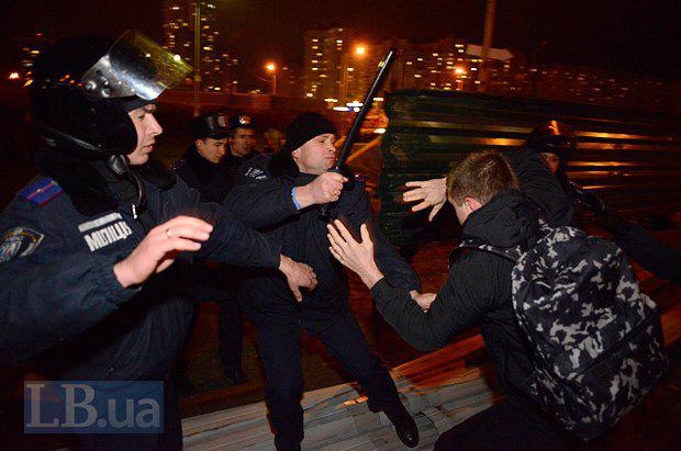 Lors de la construction scandaleuse à Kiev, la police a battu des militants et des résidents locaux. Rapport PHOTO + VIDEO На скандальной стройке в Киеве милиция избила активистов и местных жителей. ФОТОрепортаж+ВИДЕО