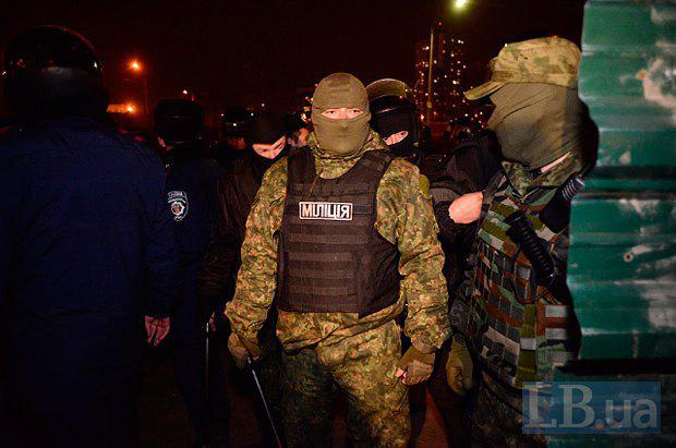 Lors de la construction scandaleuse à Kiev, la police a battu des militants et des résidents locaux. Rapport PHOTO + VIDEO На скандальной стройке в Киеве милиция избила активистов и местных жителей. ФОТОрепортаж+ВИДЕО