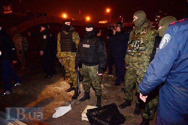 Lors de la construction scandaleuse à Kiev, la police a battu des militants et des résidents locaux. Rapport PHOTO + VIDEO На скандальной стройке в Киеве милиция избила активистов и местных жителей. ФОТОрепортаж+ВИДЕО