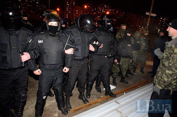 Lors de la construction scandaleuse à Kiev, la police a battu des militants et des résidents locaux. Rapport PHOTO + VIDEO На скандальной стройке в Киеве милиция избила активистов и местных жителей. ФОТОрепортаж+ВИДЕО