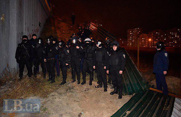 Lors de la construction scandaleuse à Kiev, la police a battu des militants et des résidents locaux. Rapport PHOTO + VIDEO На скандальной стройке в Киеве милиция избила активистов и местных жителей. ФОТОрепортаж+ВИДЕО