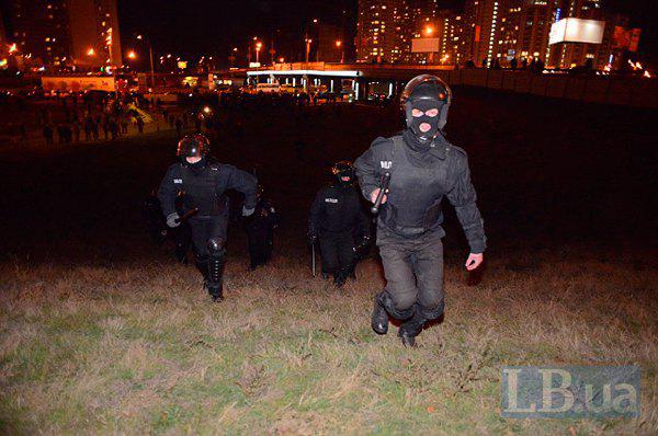 Lors de la construction scandaleuse à Kiev, la police a battu des militants et des résidents locaux. Rapport PHOTO + VIDEO На скандальной стройке в Киеве милиция избила активистов и местных жителей. ФОТОрепортаж+ВИДЕО