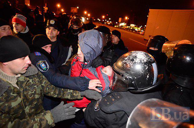 Lors de la construction scandaleuse à Kiev, la police a battu des militants et des résidents locaux. Rapport PHOTO + VIDEO На скандальной стройке в Киеве милиция избила активистов и местных жителей. ФОТОрепортаж+ВИДЕО